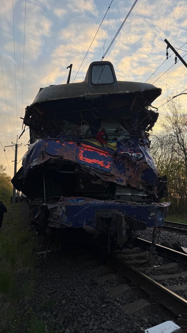 Фото до матеріалу: Поїзд «Київ — Ужгород» зійшов з рейок після зіткнення з автокраном