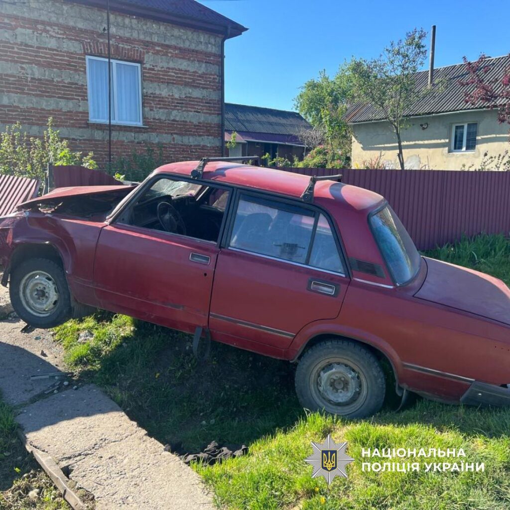 Фото до матеріалу: Нетверезий водій ВАЗ-2107 врізався в огорожу в селі Чагрів: травмувався підліток