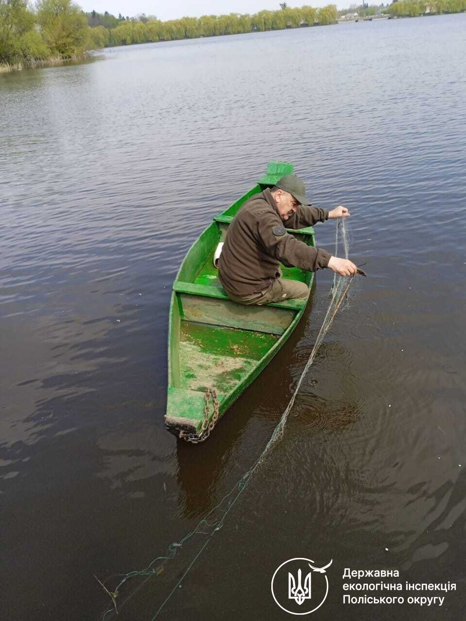 Фото до матеріалу: Браконьєри заставили Млинівське водосховище на Дубенщині: екоінспекція вилучила понад 60 метрів сіток