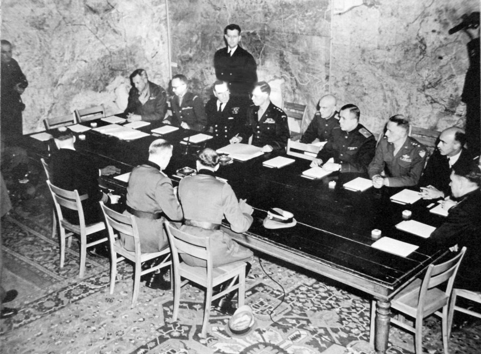 Фото до матеріалу: 7 травня 1945 року: як Німеччина підписала акт про капітуляцію та чому була друга церемонія