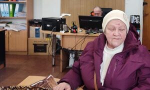 Фото до матеріалу: Волонтерка з Нікопольщини Оксана Глушко отримала медаль від бригади «Айдар»