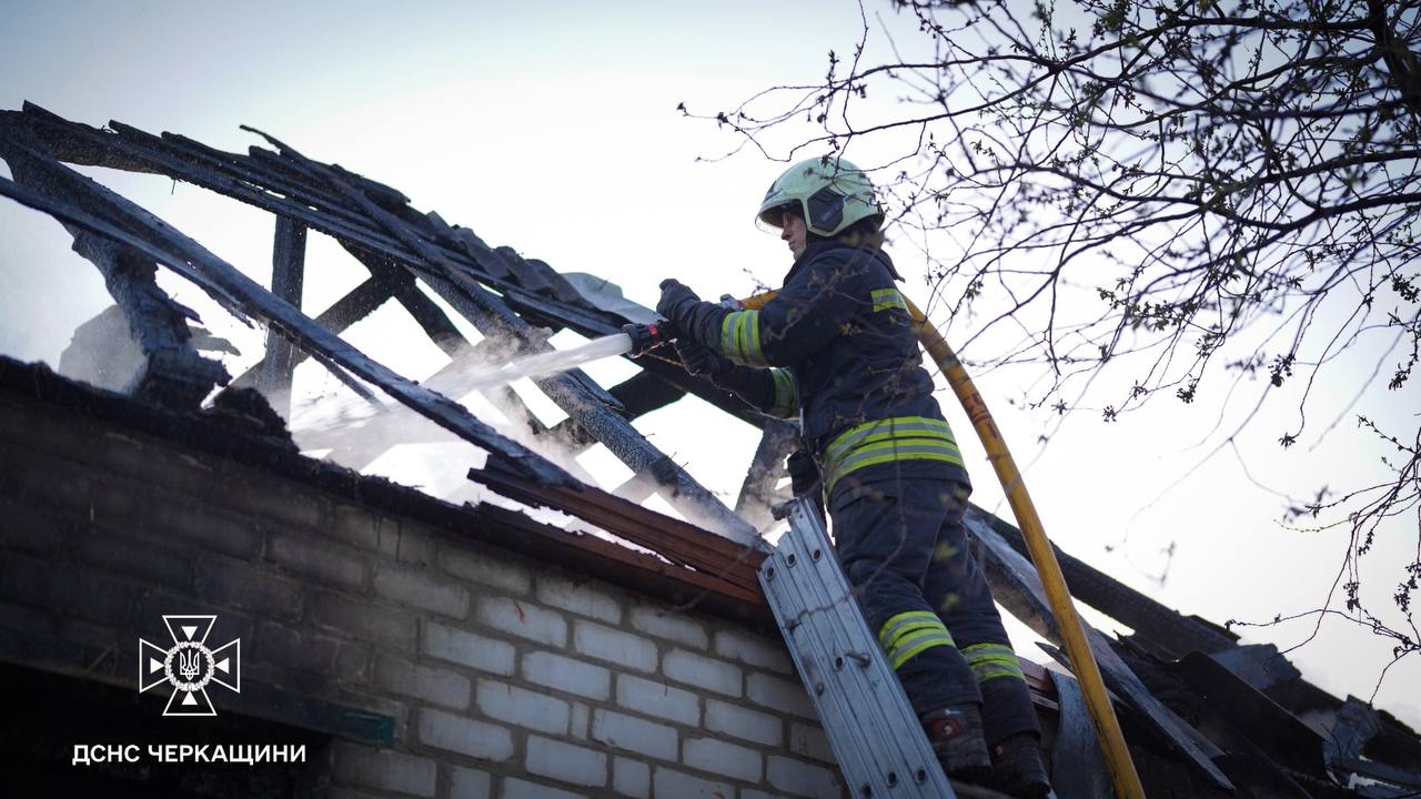 Фото до матеріалу: Нічний удар по Черкасах: пошкоджено шість будинків та п'ять автомобілів