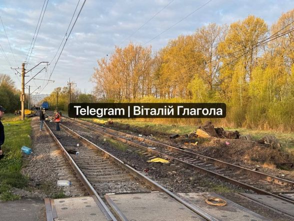 Фото до матеріалу: Трагедія на Вінниччині: потяг зіткнувся з автокраном, загинули машиніст і водій