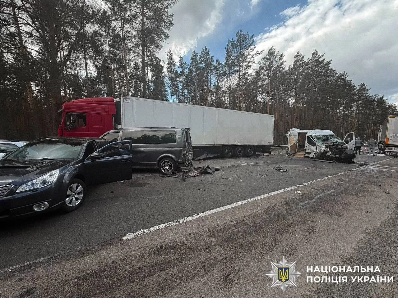 Фото до матеріалу: На Київщині у масовій ДТП постраждали п’ятеро людей