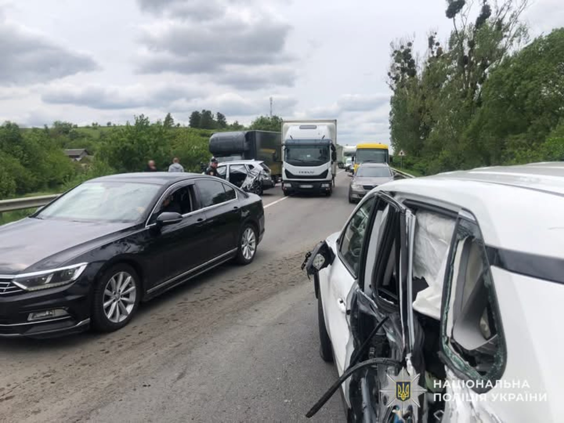 Фото до матеріалу: Масове ДТП на Львівщині: мікроавтобус зіткнувся з п'ятьма машинами
