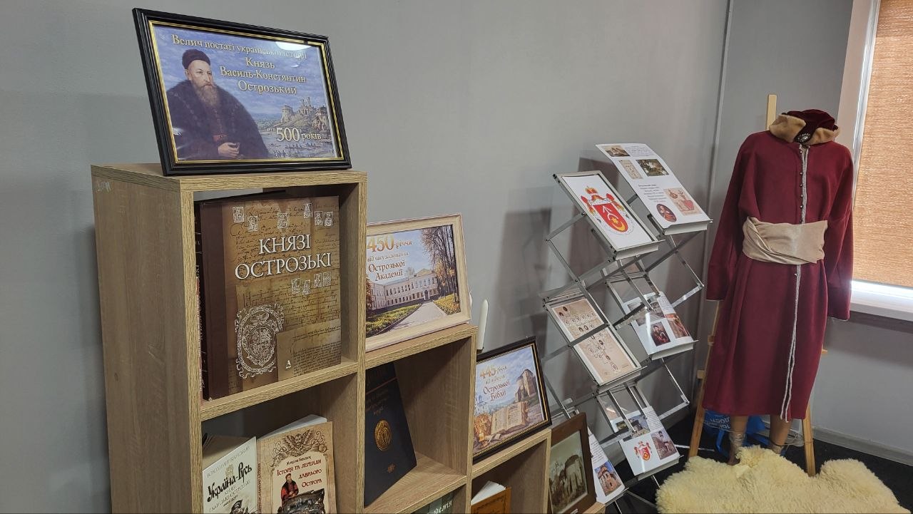 Фото до матеріалу: Анатолій Хеленюк прочитав школярам лекцію про князя Василя-Костянтина та значення Острога в історії Європи