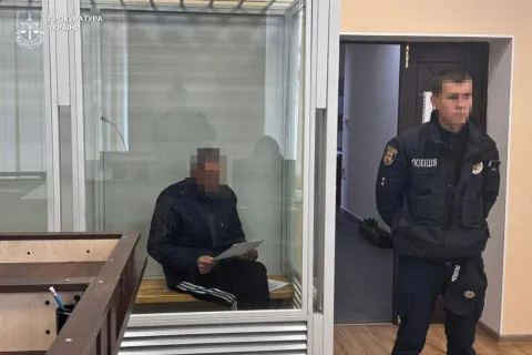 Фото до матеріалу: У Києві затримали нетверезого чоловіка, який розгулював зі зброєю серед перехожих