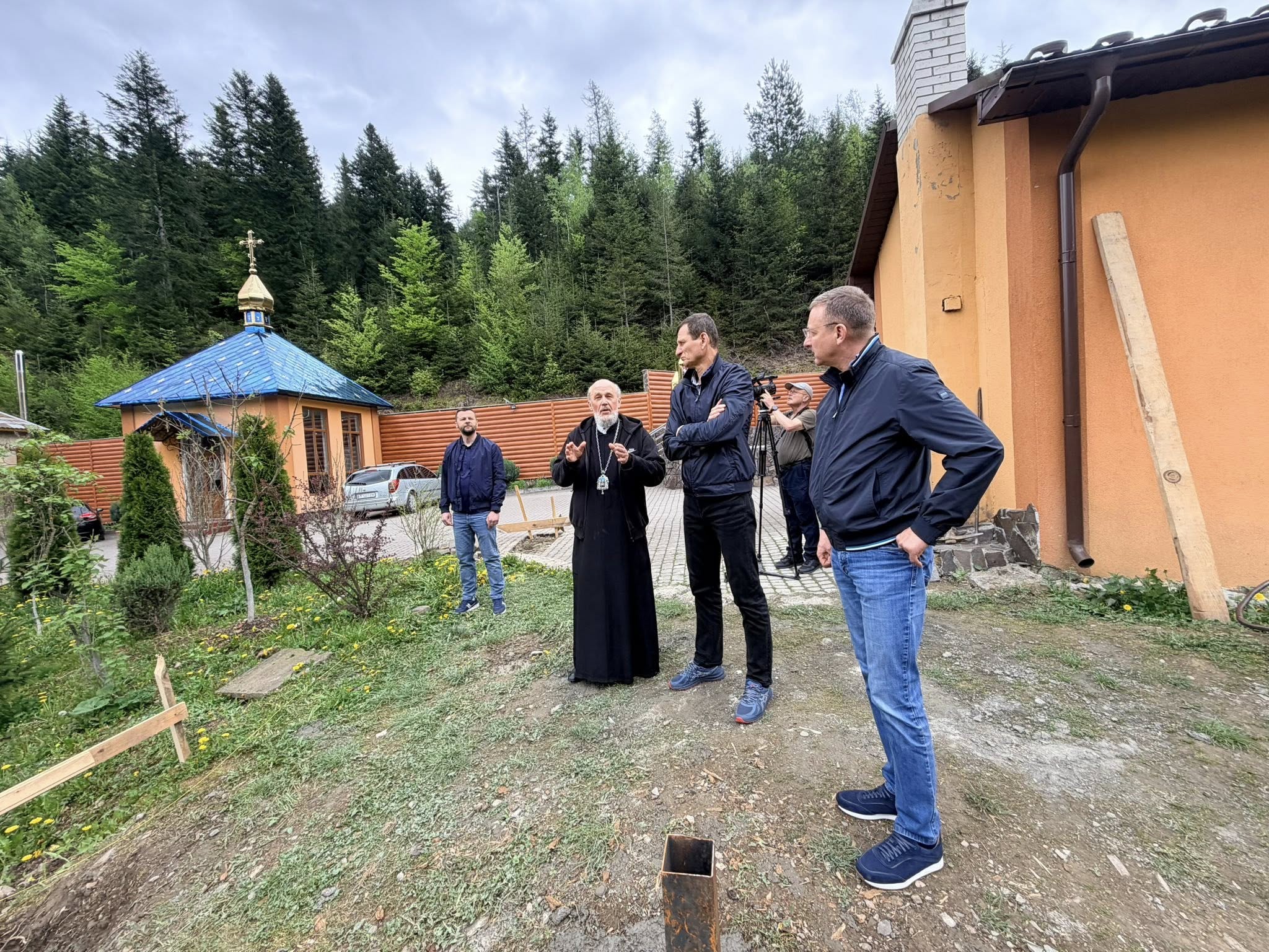 Фото до матеріалу: Голова обласної ради відвідав Манявський скит через загрозу руйнування монастирських стін