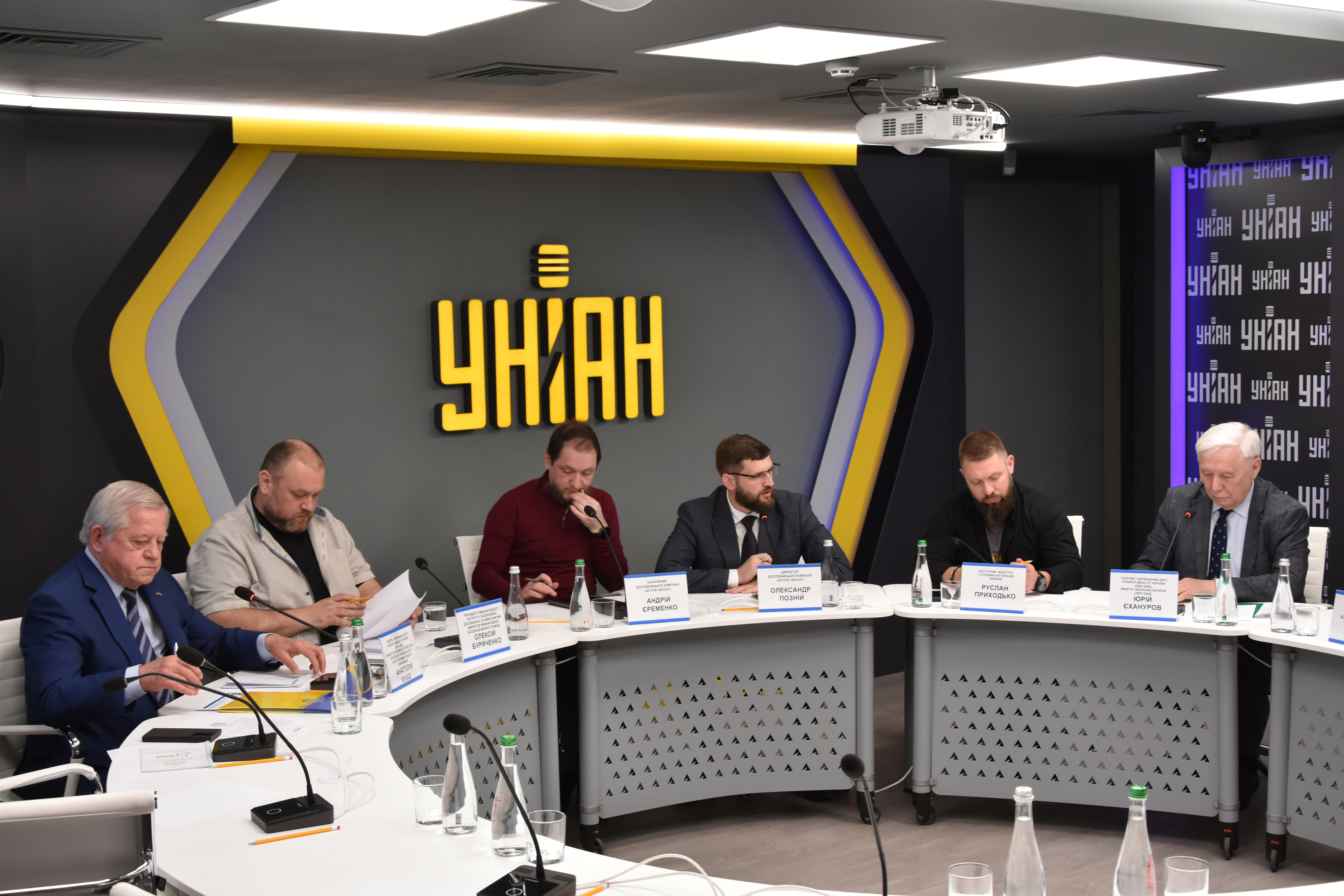 Фото до матеріалу: Мінцифри лідер, МВС — аутсайдер: українці оцінили роботу уряду під час війни