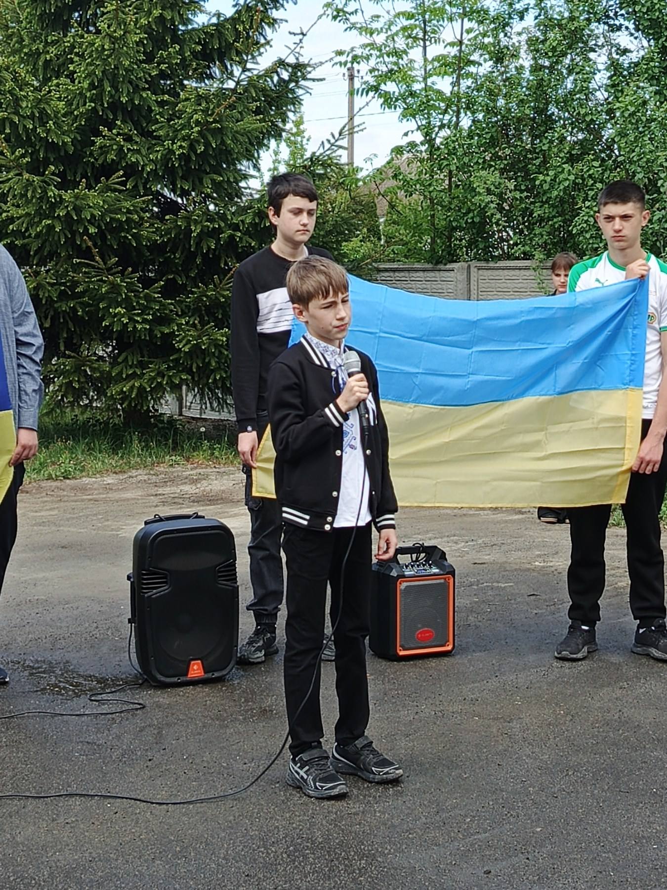 Фото до матеріалу: В Оженині ліцеїсти відкрили парк на честь захисників України