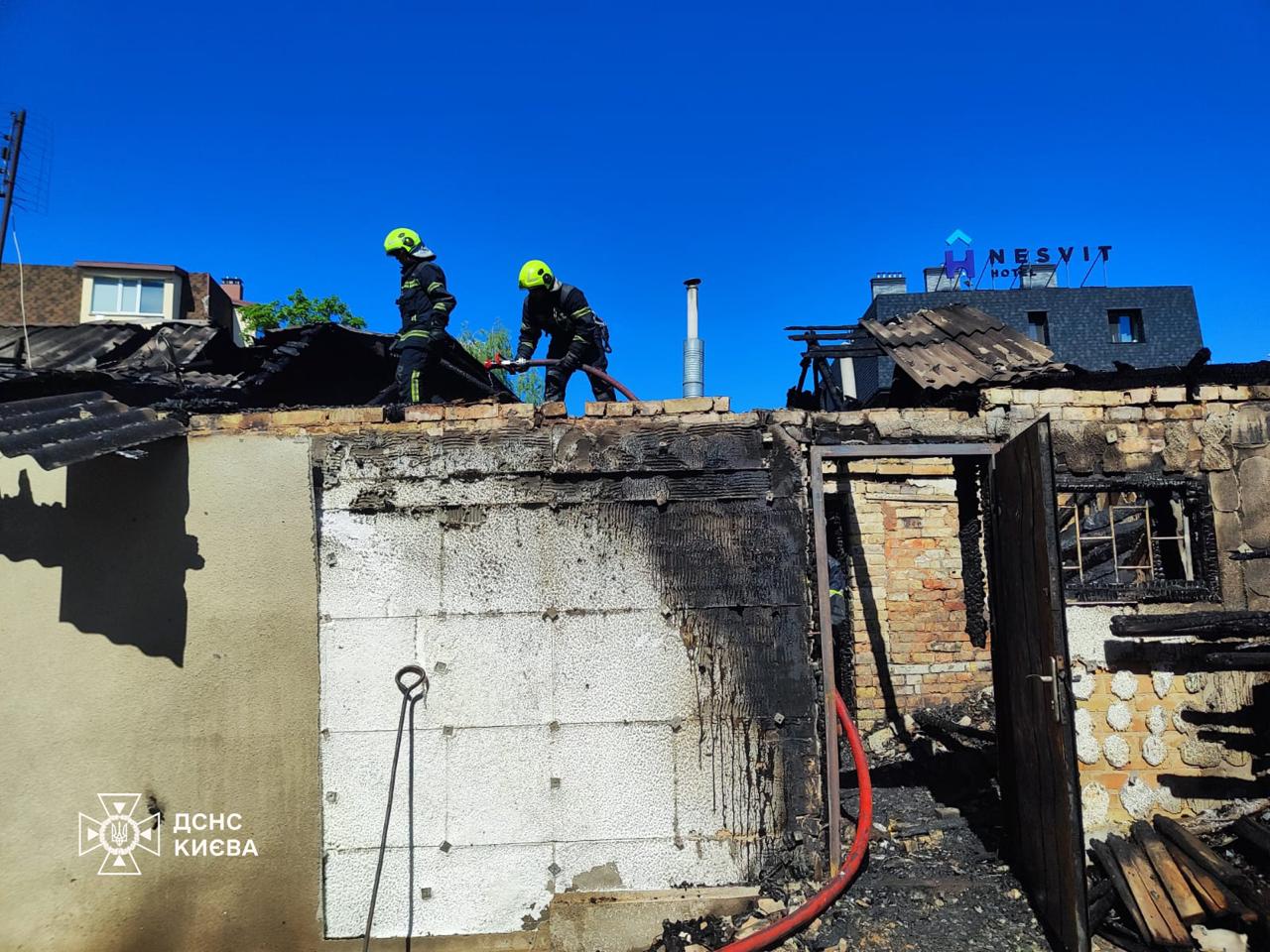 Фото до матеріалу: У Києві врятували жінку з палаючого будинку