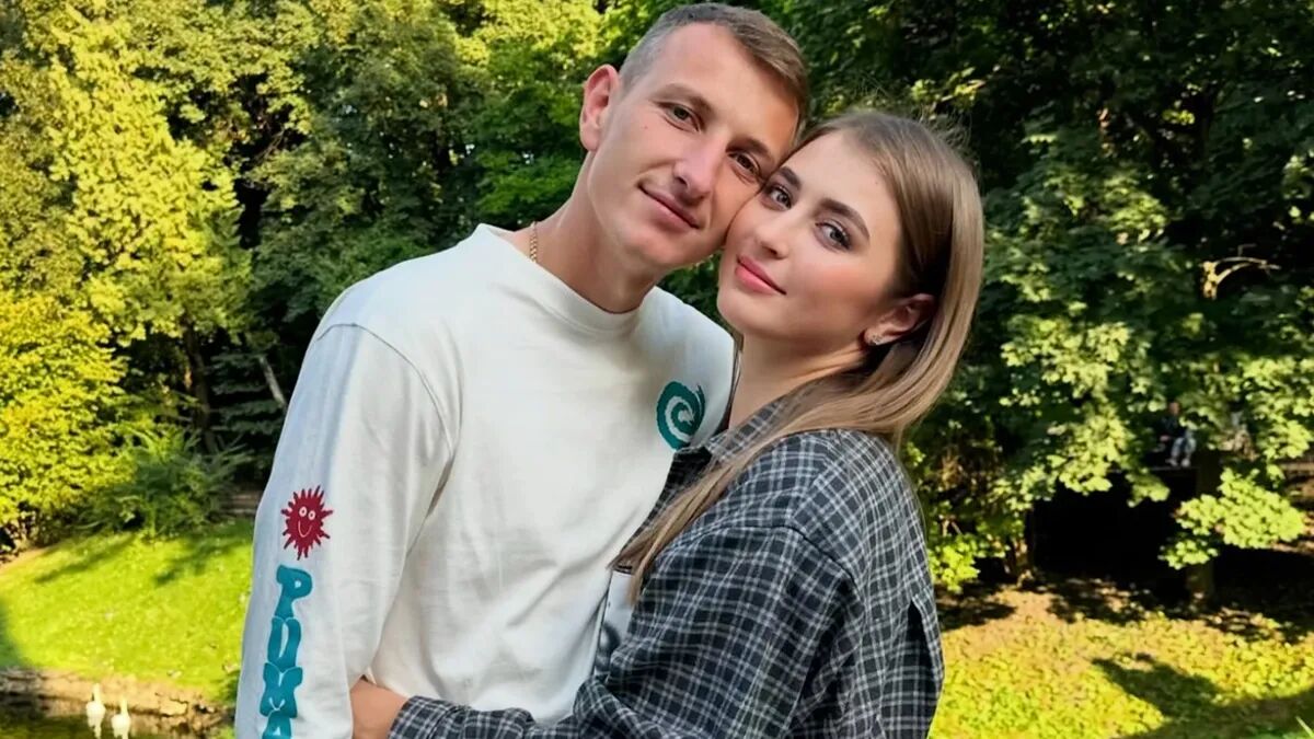 Фото до матеріалу: Родинне свято «гірників»: дружина Петряка стала хрещеною мамою доньки Різника