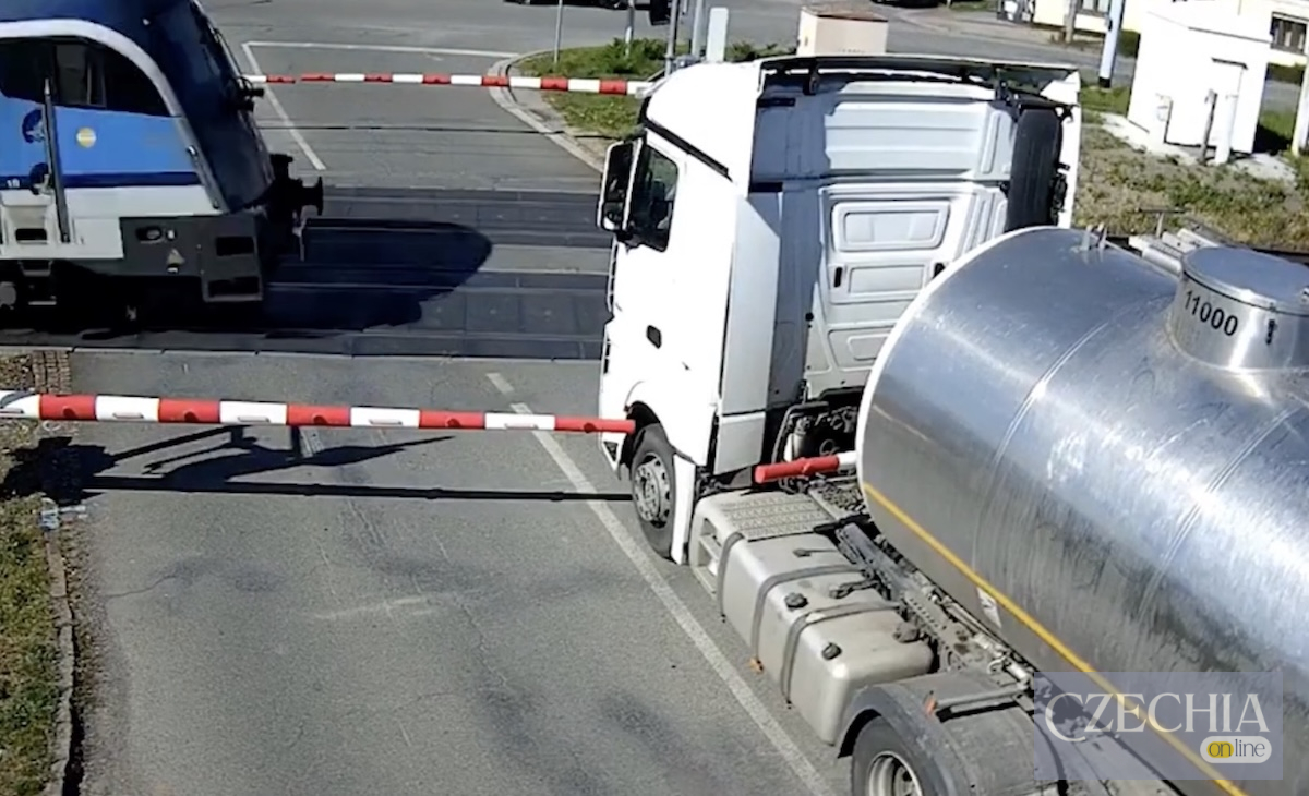 Фото до матеріалу: У Пардубіце фура застрягла на переїзді перед швидкісним потягом