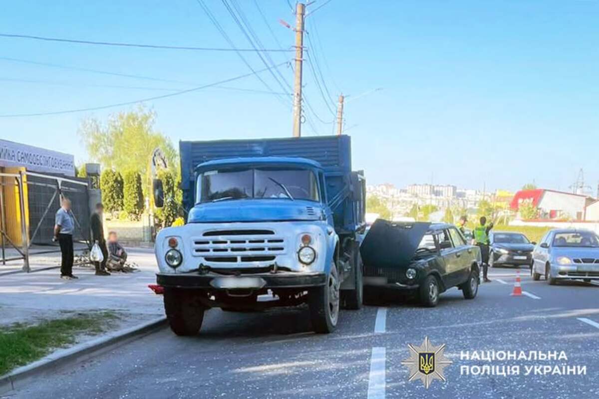Фото до матеріалу: У Хмельницькому зіткнулися «ВАЗ» і самоскид: травмувалася пенсіонерка