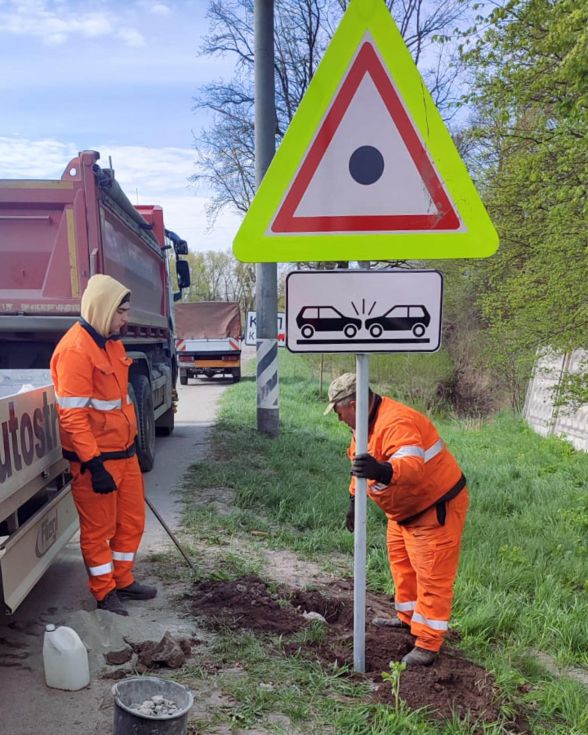 Фото до матеріалу: На небезпечних ділянках Вінниччини встановлюють нові знаки