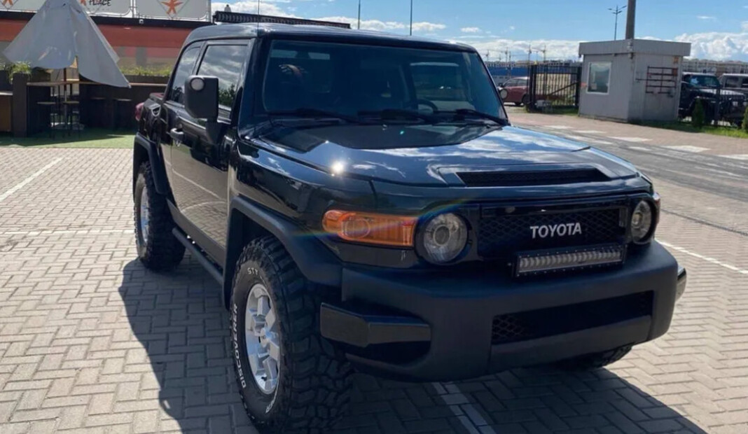 Фото до матеріалу: Унікальний Toyota FJ Cruiser 2008 року, перероблений у пікап, продають у Києві