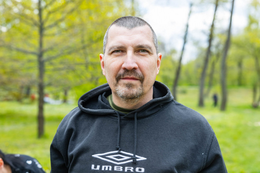 Фото до матеріалу: Ветерани Метінвесту та їхні родини наводять лад у парку Дубовий гай у Запоріжжі