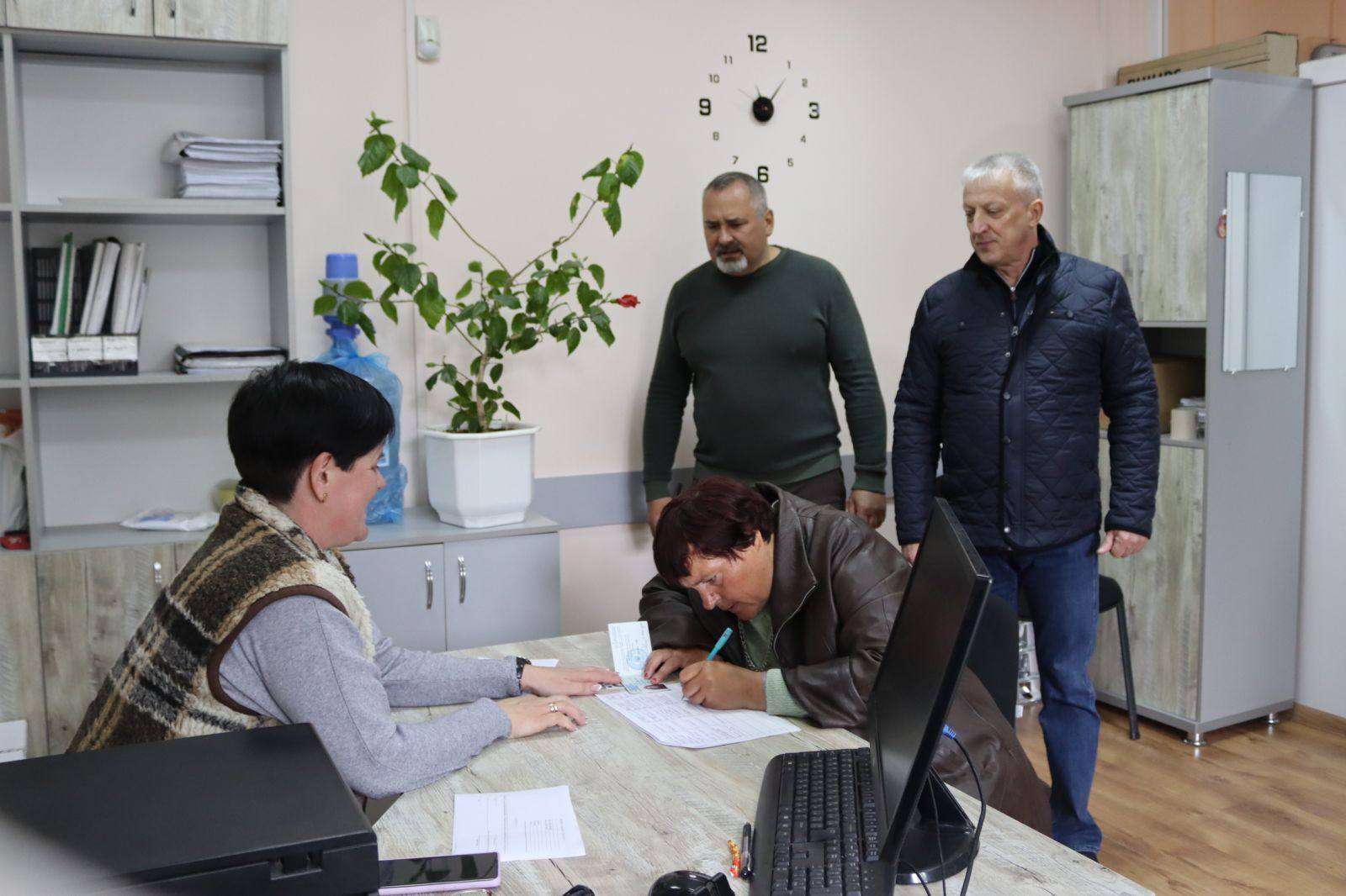 Фото до матеріалу: У Первомайську розпочали видачу продуктів родинам захисників