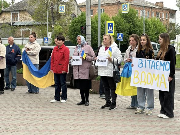 Фото до матеріалу: Назар Мороз повернувся з полону: військовий сам зняв фото з Алеї надії в Тульчині