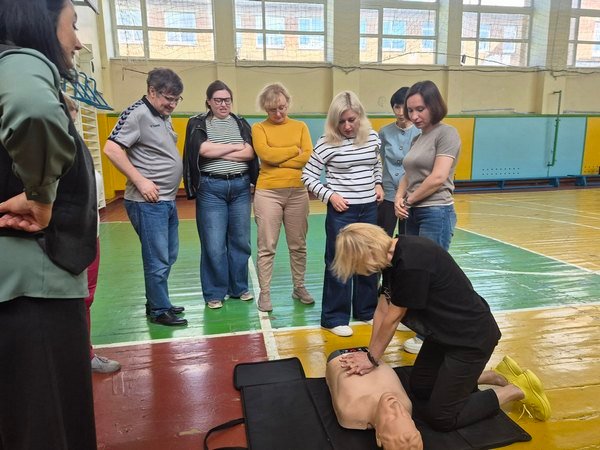 Фото до матеріалу: Для педагогів черкаської школи провели тренування з домедичної допомоги