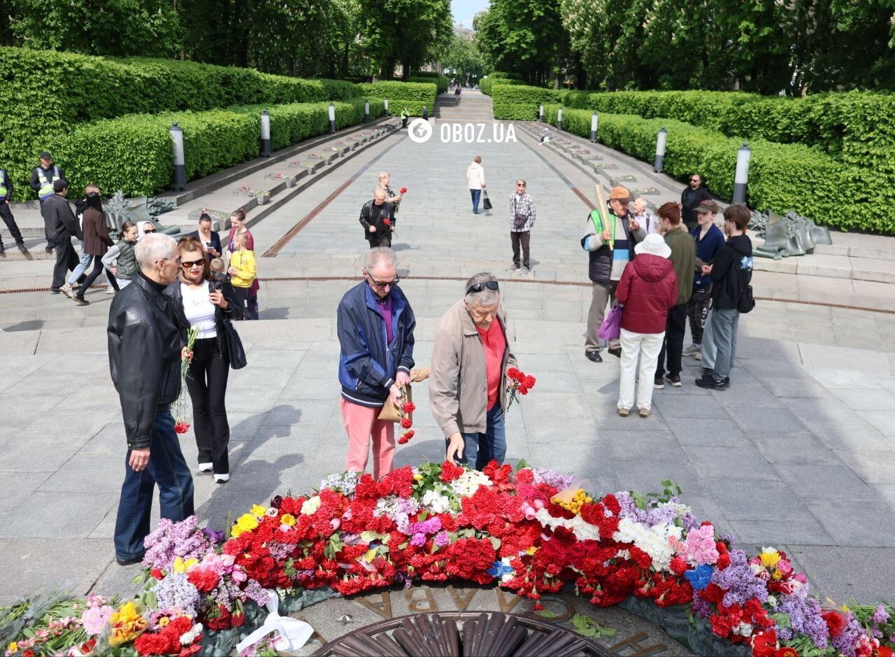 Фото до матеріалу: Мало людей, багато поліції: як пройшов День перемоги біля Меморіалу вічної слави в Києві
