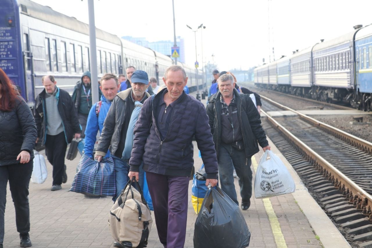 Фото до матеріалу: На Прикарпаття прибув евакуаційний потяг з Донеччини