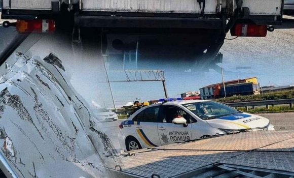 Фото до матеріалу: 15-річний підліток на BMW врізався в дерево у Бірках: четверо друзів у лікарні