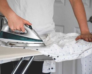 Фото до матеріалу: Що буде, якщо прасувати мокрий одяг