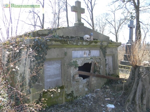 Фото до матеріалу: У Жовкві на цвинтарі виявлено розбиті польські могили та людський череп