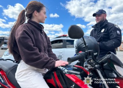 Фото до матеріалу: Поліцейські Первомайська нагадали підліткам правила безпеки на дорозі