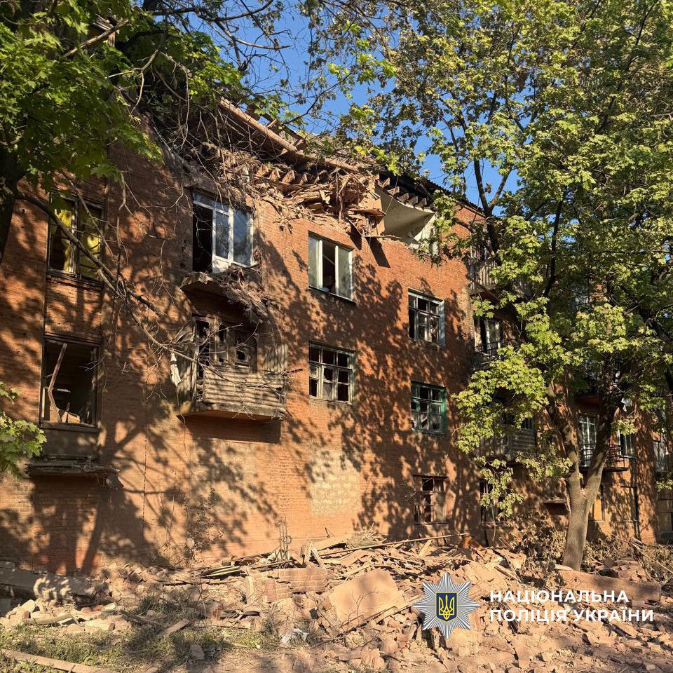 Фото до матеріалу: П'ять разів атакували Краматорськ: пошкоджені будівлі та авто