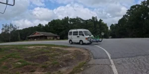 Фото до матеріалу: Пенсіонерка перетворила Ford Transit на сучасний кемпер: бюджет $2000 на місяць та секрети відкритого планування