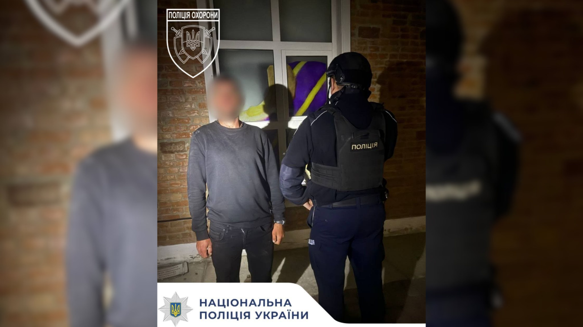 Фото до матеріалу: У Франківську затримали чоловіка, який проник до магазину