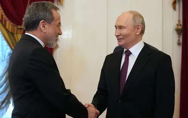 Фото до матеріалу: Путін зустрівся з міністром закордонних справ Ірану та пообіцяв підтримку