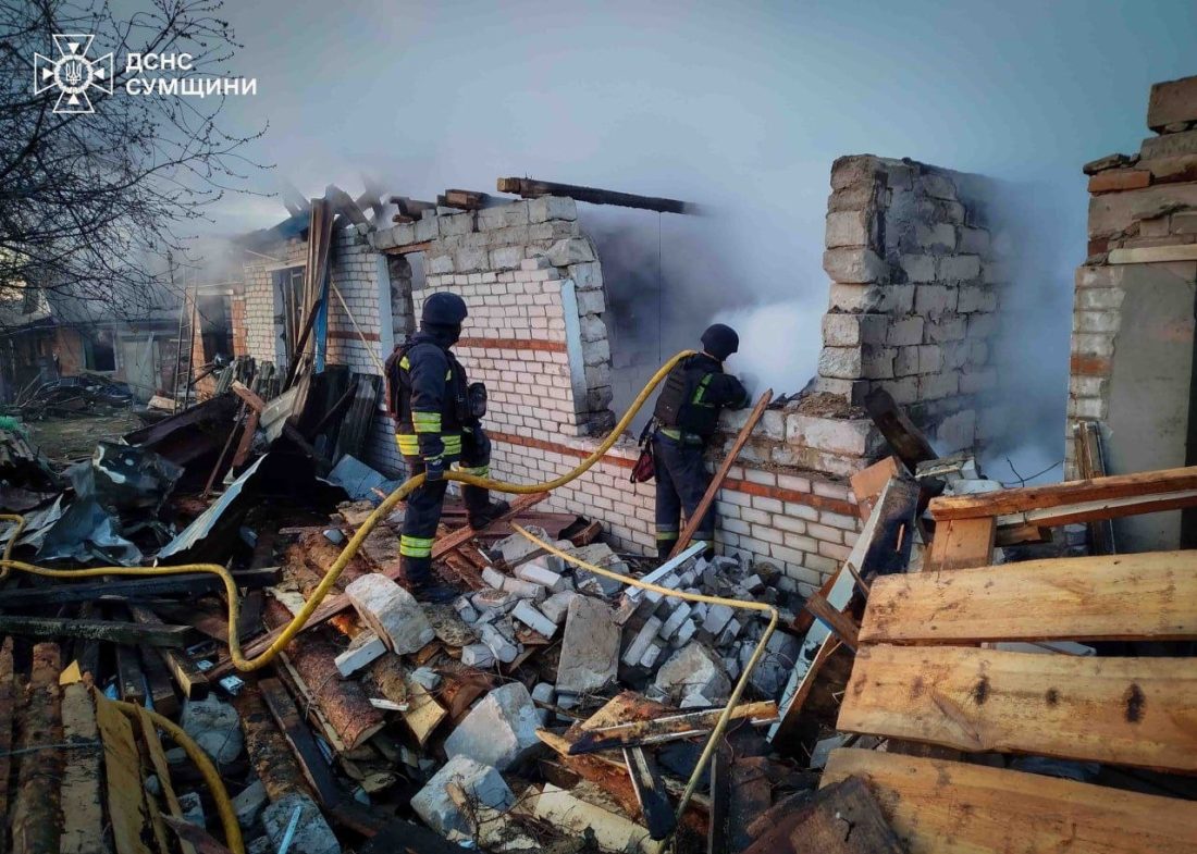 Фото до матеріалу: Нічна атака на Ямпіль: пожежі гасили до ранку, люди вціліли