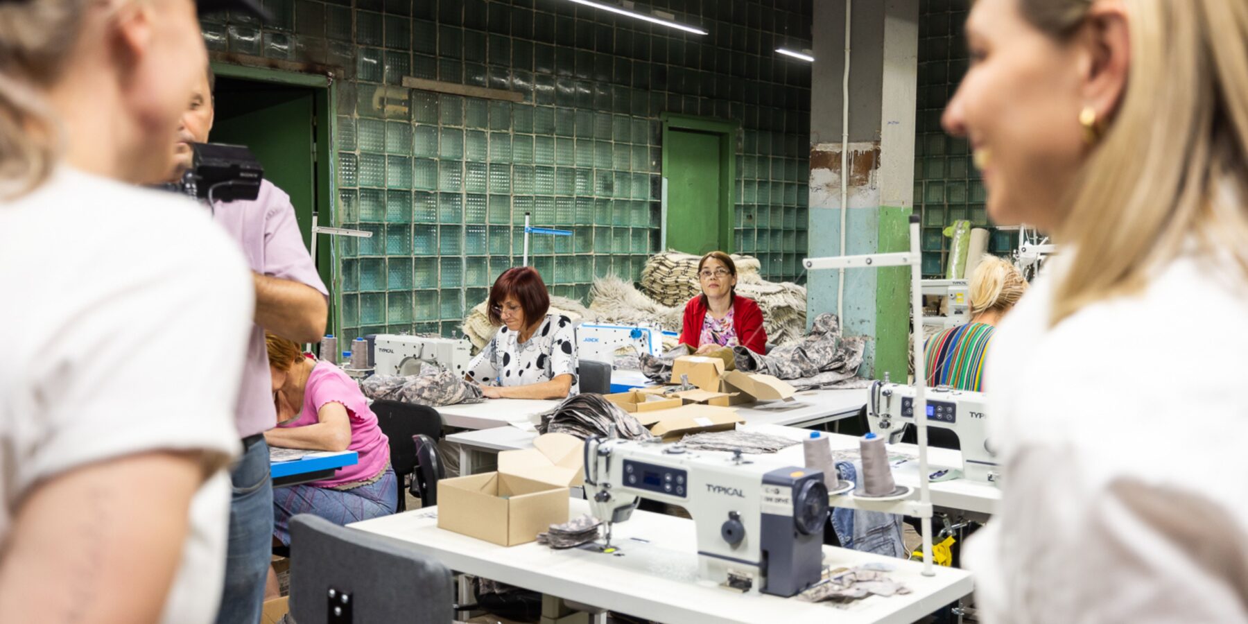 Фото до матеріалу: В Івано-Франківську бренд жіночого одягу переорієнтувався на виготовлення речей для військових