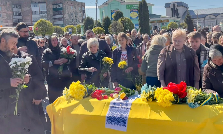 Фото до матеріалу: Корецька громада провела прощання із захисником Сергієм Лисаковичем