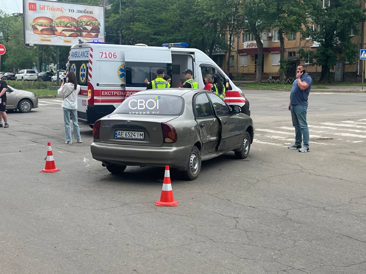 Фото до матеріалу: У Кривому Розі зіштовхнулися навчальний автомобіль та легковик: є постраждалі