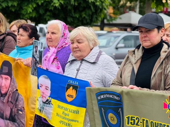 Фото до матеріалу: У Костополі матері безвісти зниклих захисників провели акцію підтримки