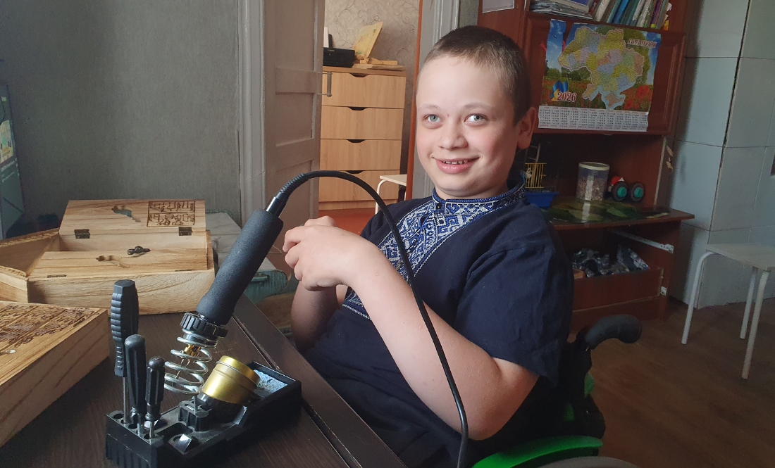 Фото до матеріалу: Юний майстер з Рогізок випалює сувеніри для ЗСУ та чекає на брата-захисника