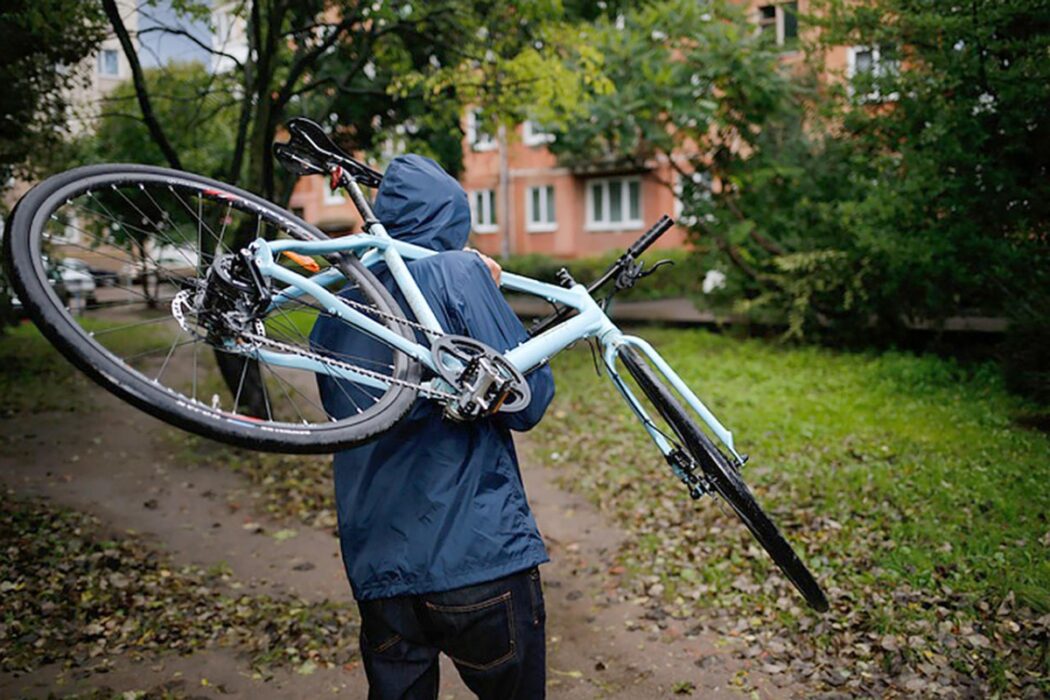 Фото до матеріалу: У Затоці п’яний чоловік забрав біля школи дитячий велосипед, щоб доїхати додому — який вирок виніс суд