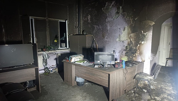 Фото до матеріалу: Чоловік з Корюківки живе без світла і без вікон після обстрілу