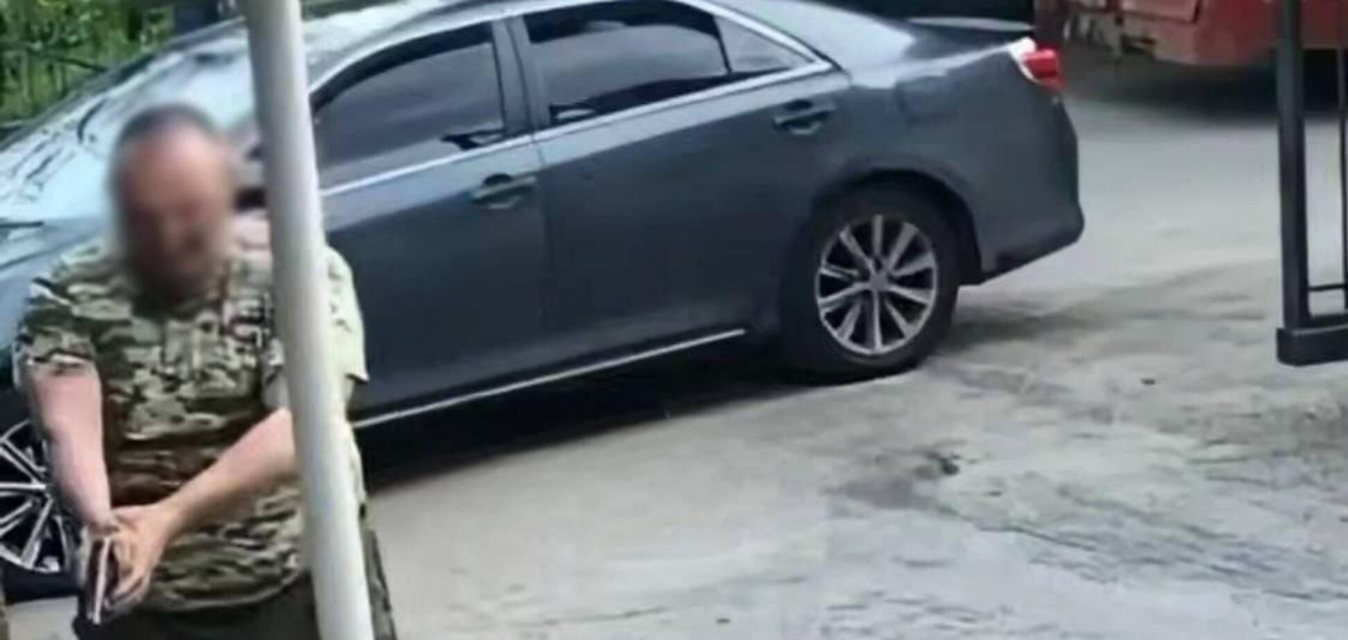 Фото до матеріалу: У Києві чоловік з пістолетом погрожував охоронцю через собаку