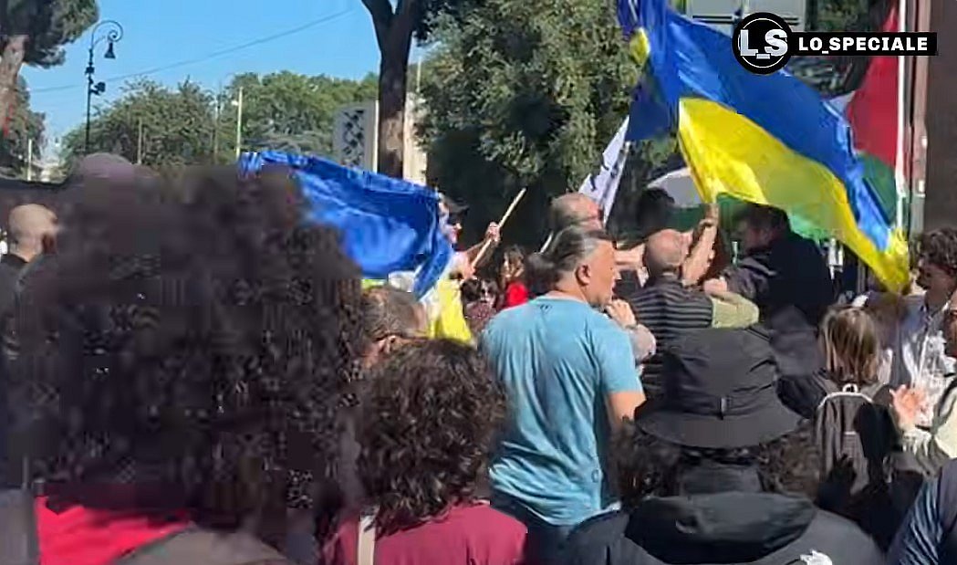 Фото до матеріалу: У Римі під час пам'ятних заходів напали на людей з українськими прапорами: є постраждалі (відео)