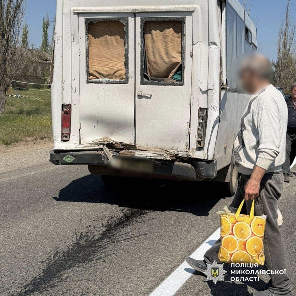 Фото до матеріалу: На Миколаївщині внаслідок ДТП з маршруткою і вантажівкою 5 травмованих (ФОТО)
