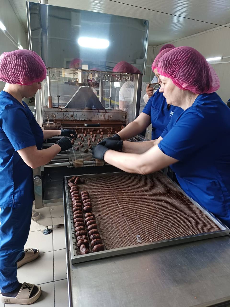 Фото до матеріалу: Гощанський завод щомісяця виготовляє 20 тонн цукерок: перед святами обсяги зростають удвічі