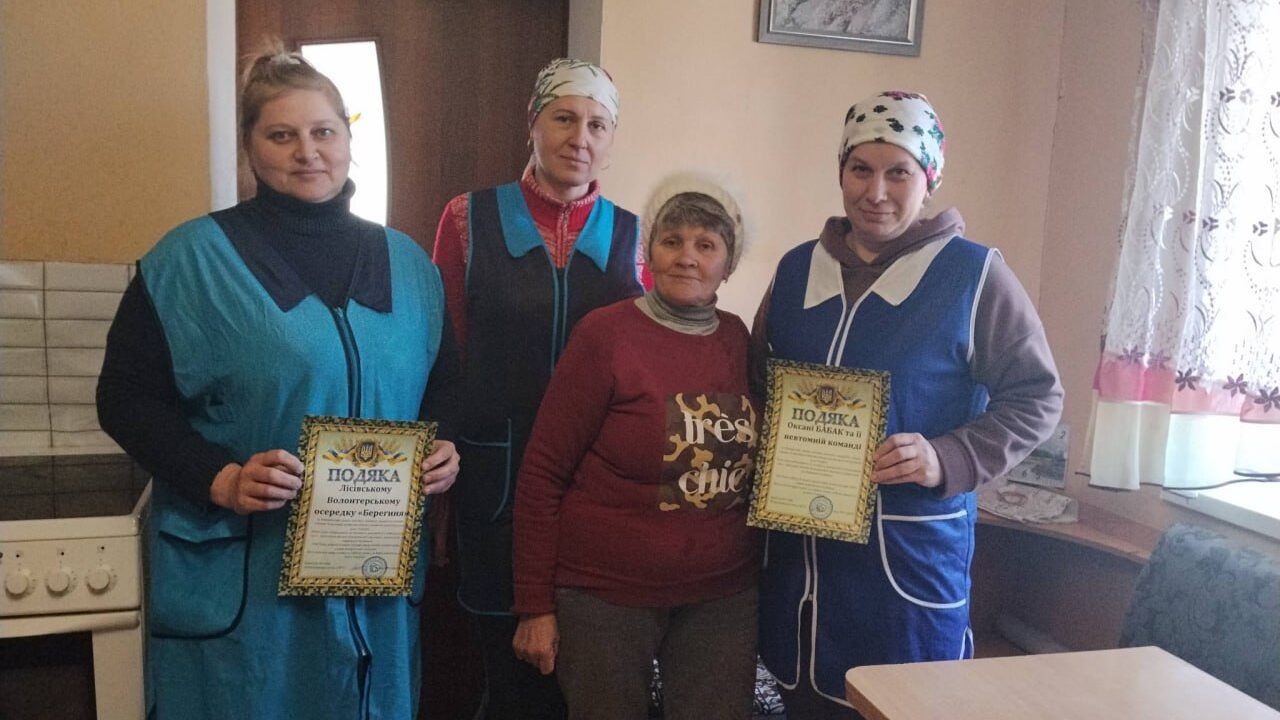 Фото до матеріалу: Хата емігрантів на Тальнівщині стала «крилом» для фронту: як сільські жінки готують їжу для бійців