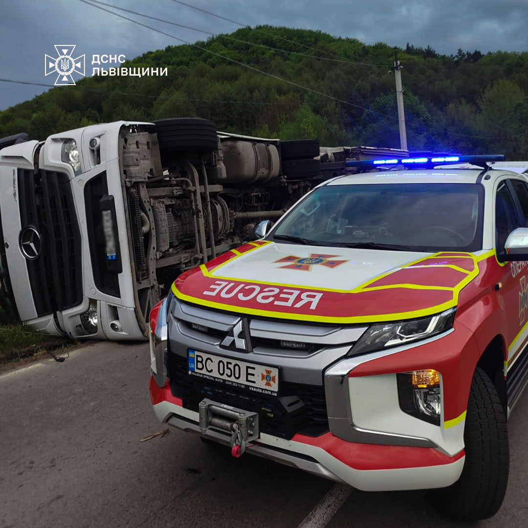 Фото до матеріалу: Вантажівка перекинулася біля Львова: водія деблокували рятувальники