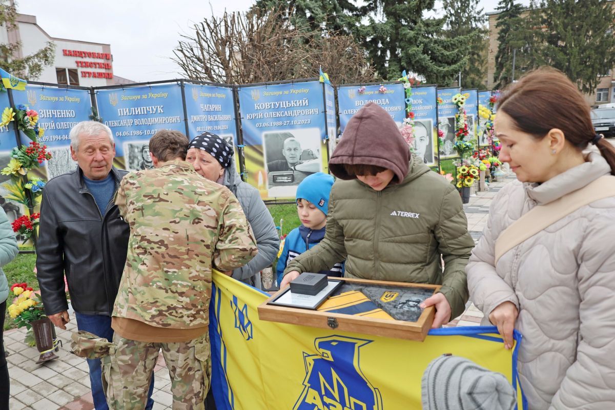 Фото до матеріалу: «Тато сильний, його не могли вбити»: синові «азовця» побратими вручили «Золотий хрест» — нагороду батька - 20 хвилин