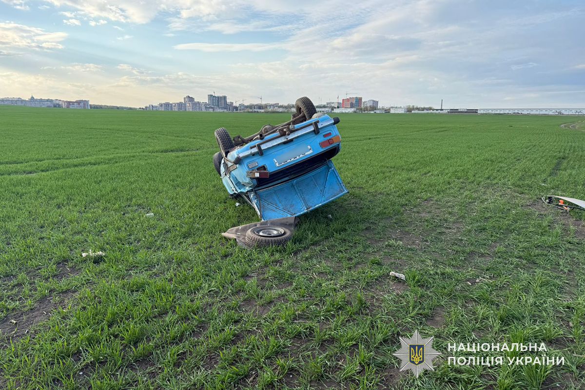 Фото до матеріалу: У Великих Гаях неповнолітня водійка спричинила перекидання авто: троє дітей у лікарні